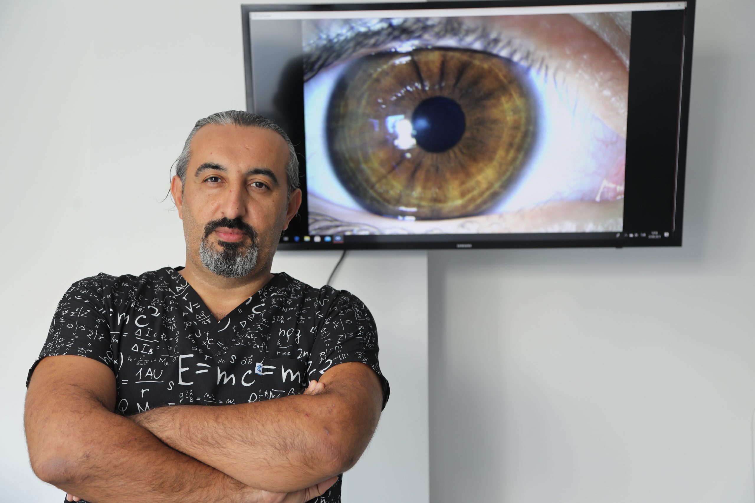 Marmaris Göz Hastalıkları ve Cerrahisi uzmanı Op. Dr. Mustafa Eren Muayenehanesinde Hasta Kabulü Yapıyor