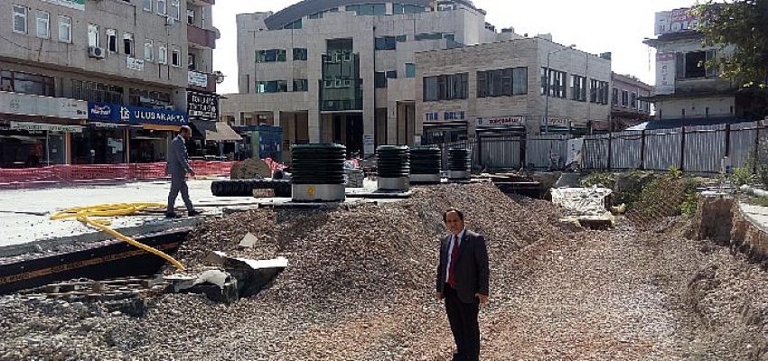 CHP’li Ecevit Keleş Unkapanı Meydanı’nda esnafın sorunlarını dinledi