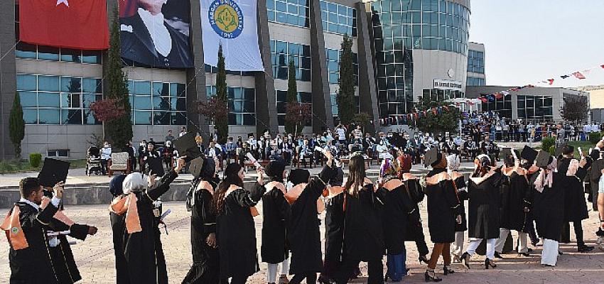 Harran Üniversitesi’nden Coşkulu Mezuniyet Kutlaması