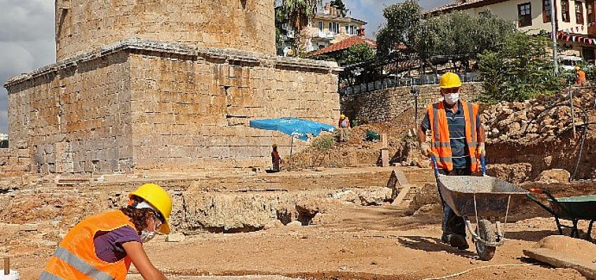 Hıdırlık Kulesi çevresinde arkeolojik kazı sürüyor