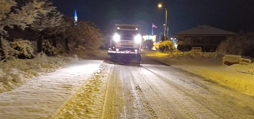 Belediye Ekipleri Gece Boyunca Tuzlama ve Kar Temizliği Çalışması Yaptı