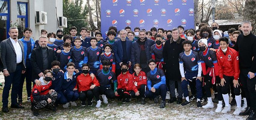 Futbolun efsaneleri Ankara’da Pepsi ‘Yıldız Futbolcu Seminerleri’nde genç futbolseverlerle buluştu