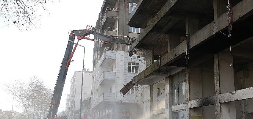 Gölcük’te eski Aylan Petrol yanındaki 6 katlı binanın yıkımına başlandı