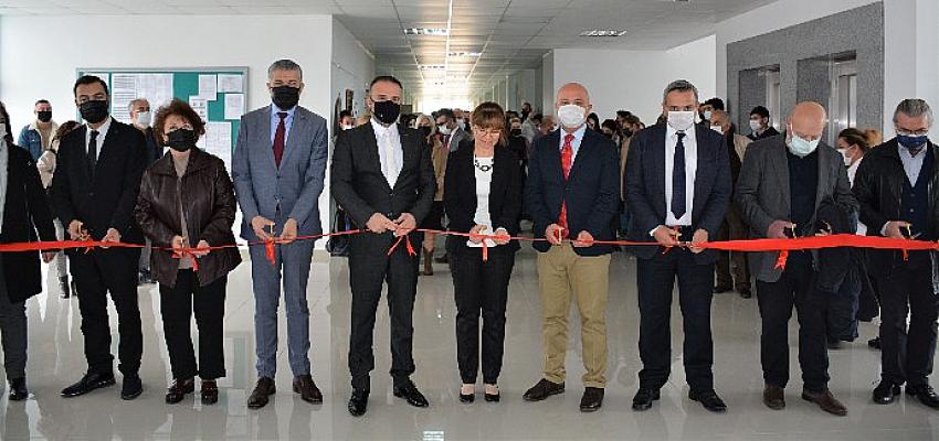 Prof. Dr. Kürşad Turgut Anma Sergisi, Yakın Doğu Üniversitesi Veteriner Hekimliği Fakültesi’nde açıldı