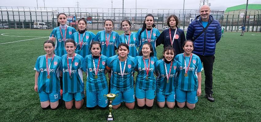 Yıldırım Mesleki ve Teknik Anadolu Lisesi Kız Futbol Takımı Bursa Şampiyonu