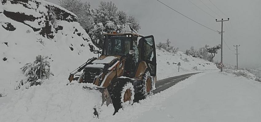 Aydın Büyükşehir Belediyesi Ekipleri Karla Mücadele Çalışmalarını Sürdürüyor