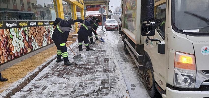 Kar Yağışı İle Birlikte Belediye Ekipleri Harekete Geçti