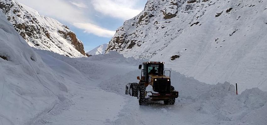 Van Büyükşehir Belediyesi Kardan Dağlarını Aşıyor
