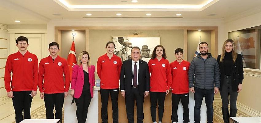 Antalyaspor Yüzme Takımı’ndan Başkan Böcek’e
