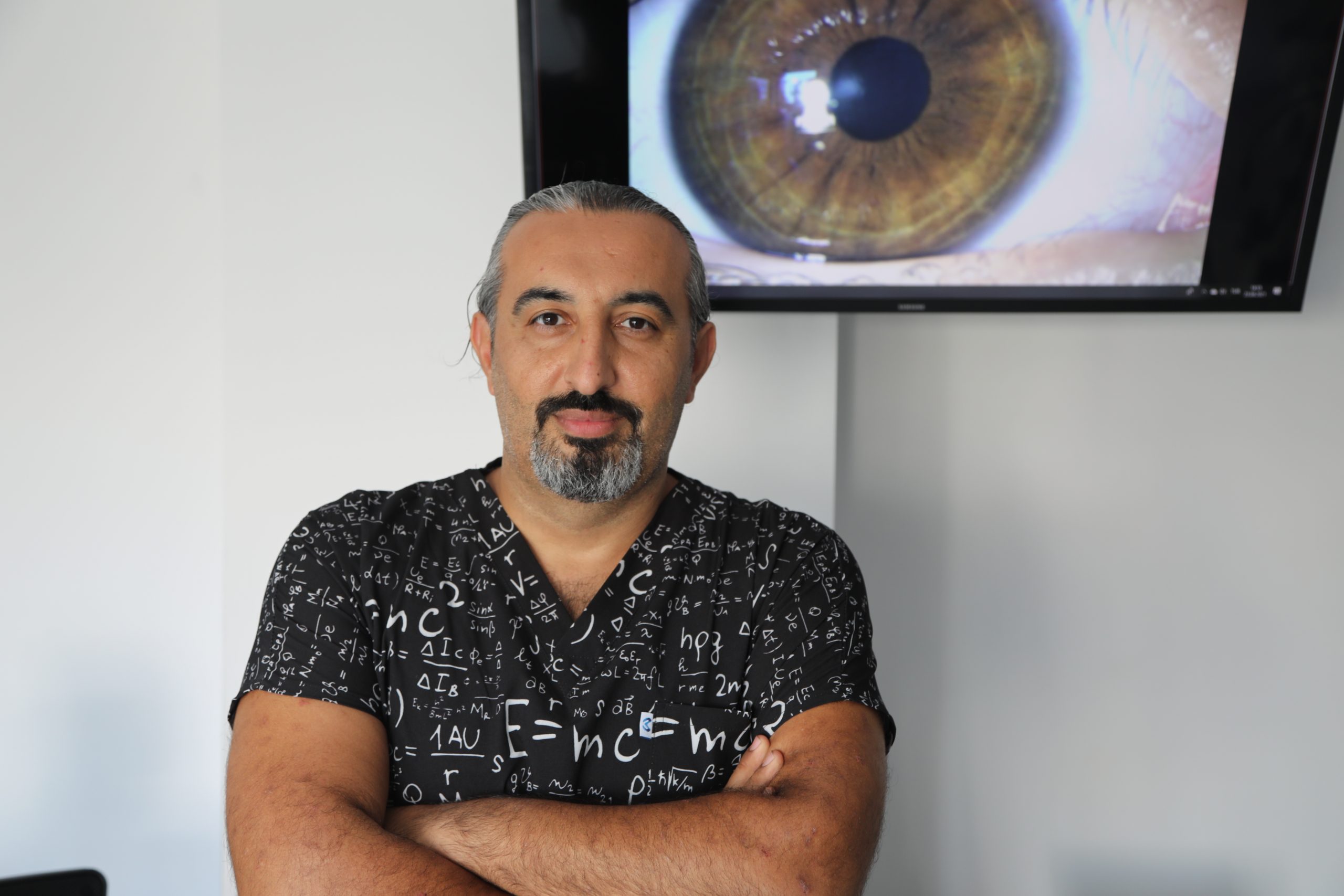 طبيب الجرّاحي مصطفى أرين فتحت عيادة أمراض العين