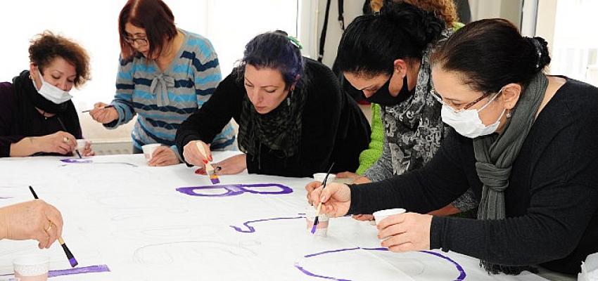 Balçovalı Kadınlar Pankartlarını Hazırlıyor