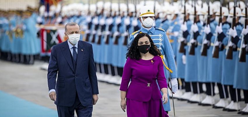 Cumhurbaşkanı Erdoğan, Kosova Cumhurbaşkanı Osmani’yi resmî törenle karşıladı