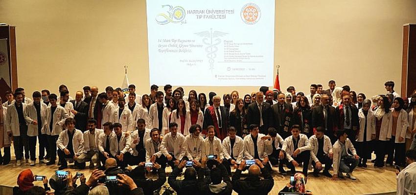 Harran Üniversitesi’nde 14 Mart Tıp Bayramında 270 Tıp Öğrencisine Beyaz Önlükleri Giydirildi