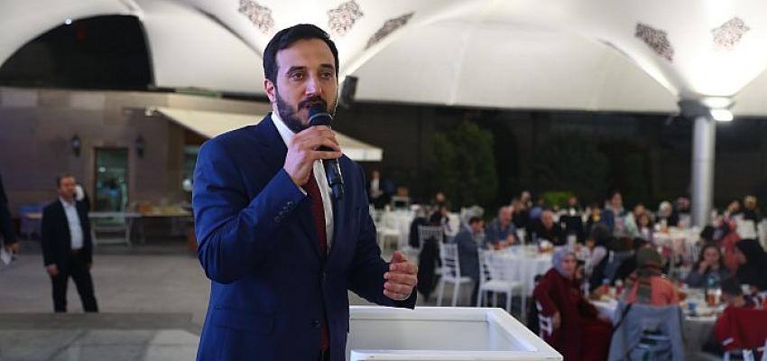 Bağcılar Belediye Başkanı Abdullah Özdemir, yetim çocuklarla iftar açtı