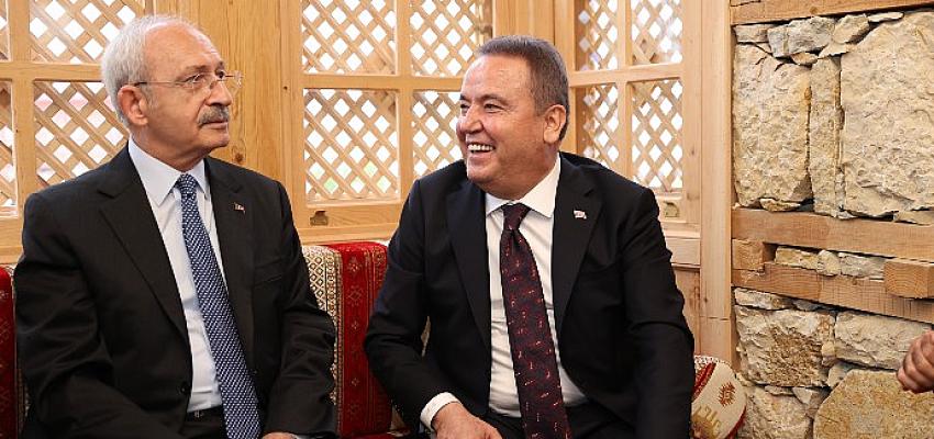 Başkan Böcek, Kılıçdaroğlu’nu Düğmeli Ev’de ağırladı