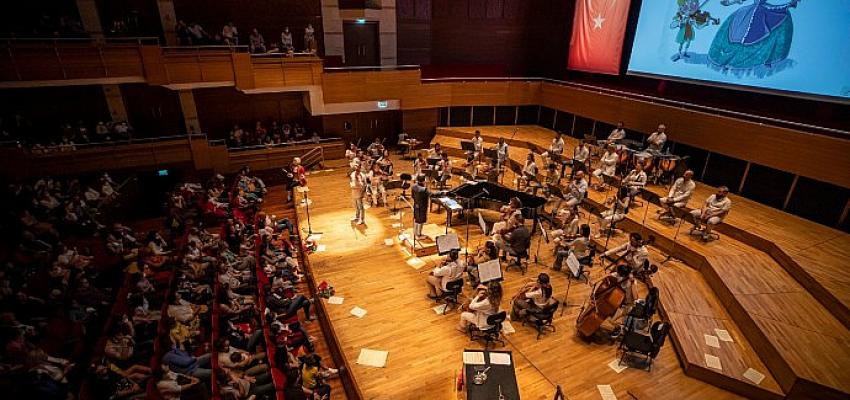İzmir Büyükşehir Belediyesi AASSM Senfoni Orkestrası ilk kez çocuklar için sahne aldı