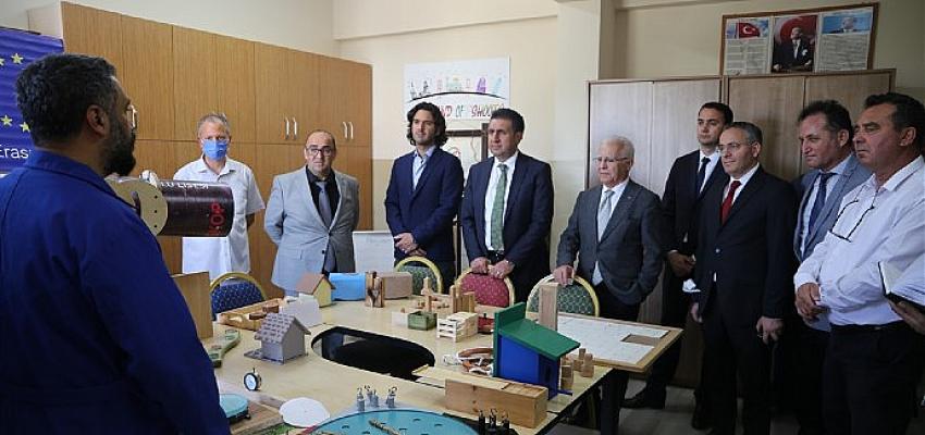 İzmir İl Milli Eğitim Müdürü Dr. Murat Mücahit Yentür, Bayraklı Nuri Atik Mesleki ve Teknik Anadolu Lisesini Ziyaret Etti
