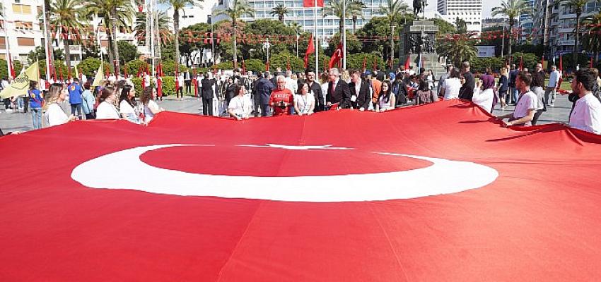 Üniversiteli sporcuların festival korteji İzmir’i renklendirdi