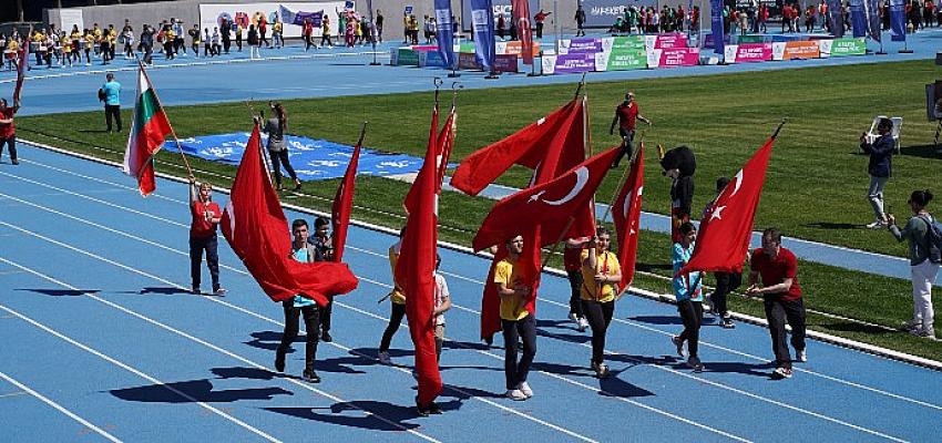 Üsküdar Belediyesi 3 Ülke, 17 Şehirden 115 Okul ve 2 Bin 100 Sporcuyu 15. Uluslararası Özel Sporcular Atletizm Şenliği’nde Ağırladı