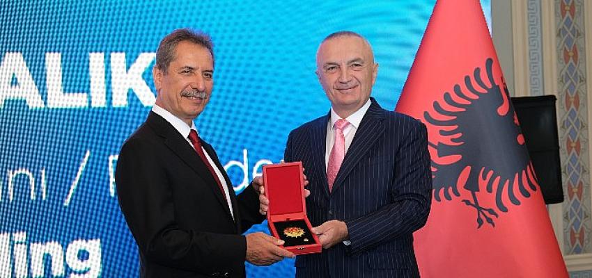 Arnavutluk’tan Ahmet Çalık’a Bayrak Şövalyesi Nişanı verildi