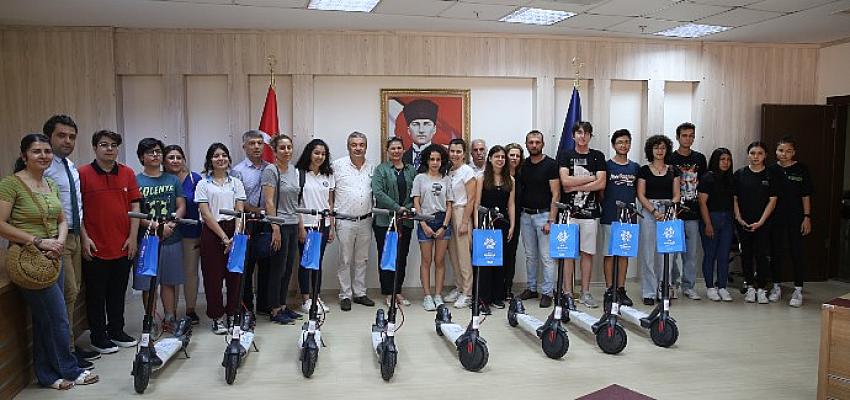 Başkan Çerçioğlu Gençlere Ödüllerini Verdi