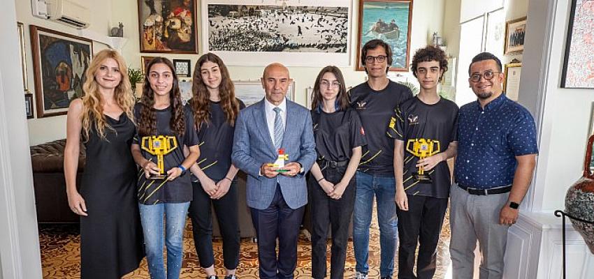 Başkan Soyer robot dünya şampiyonlarını ağırladı