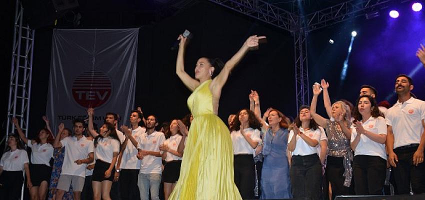 Çeşme Açıkhava’da Şevval Sam Konseri: Türk Eğitim Vakfı’nın 55. kuruluş yıldönümü coşkulu bir konserle kutlandı
