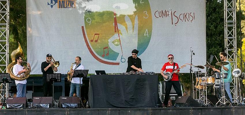 “Cuma İş Çıkışı” Konserinde İzmir’de Hey! Douglas Sahne Aldı