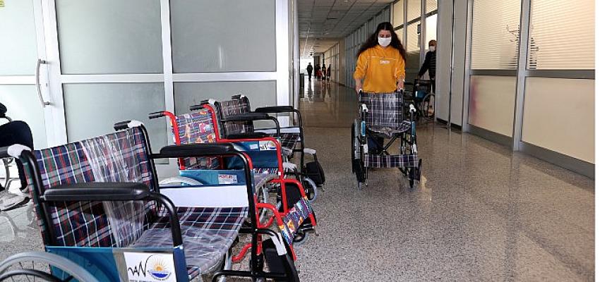 Van Büyükşehir Belediyesi, 4’ü çocuk ve olmak üzere 7 vatandaşa tekerlekli sandalye hediye etti.