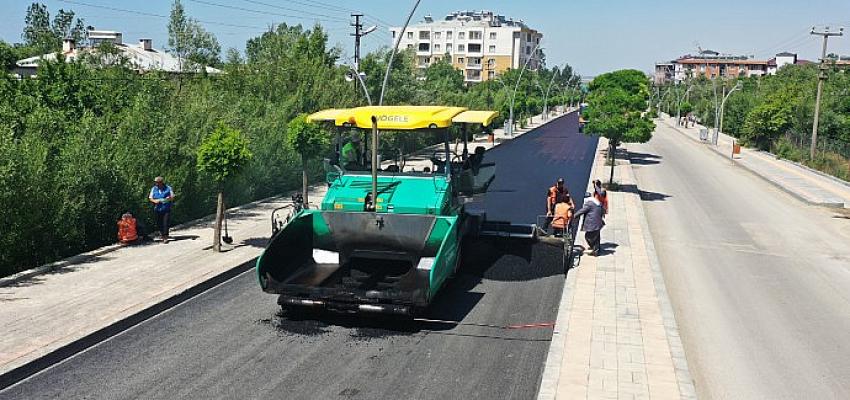 Van Büyükşehir Belediyesi, Gevaş ilçesindeki 1.8 kilometrelik Atatürk Caddesi’ni asfaltlıyor.