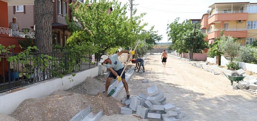 Burhaniye Belediyesi tarafından Öğretmenler Mahallesi’ndeki yollar yenileniyor.