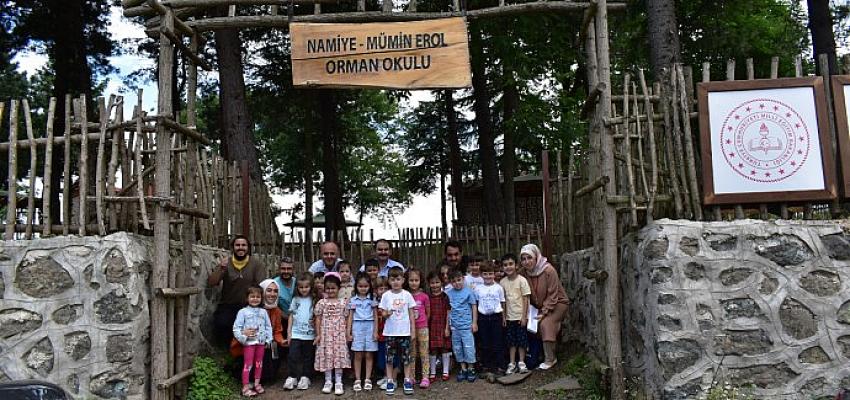Canik Orman Okulu’nu ziyaret eden Zambak Sıbyan Okulu öğrencileri, topladıkları organik meyvelerden komposto yaptı.