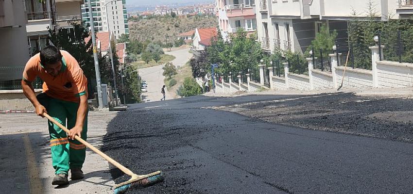 Çankaya Belediyesi, bu hafta  Emek, Kırkkonaklar ve Yaşamkent Mahallesinde tam kaplama asfalt çalışması yaptı.