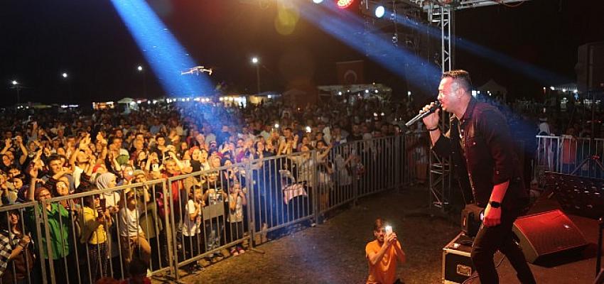 Gölcük Belediyesi Yazlık Kadırga Şenliği Sinan Yılmaz Konseri İle Başladı
