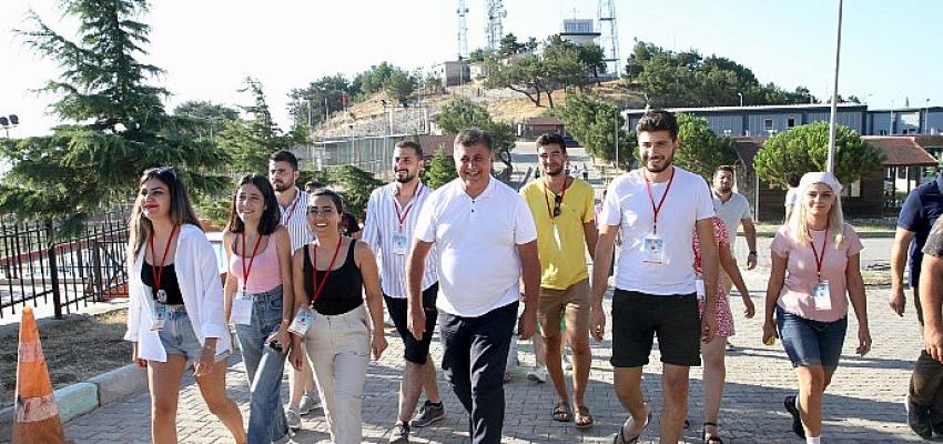Karşıyaka Belediye Başkanı Dr. Cemil Tugay Gençlerle Deneyimlerini Paylaştı