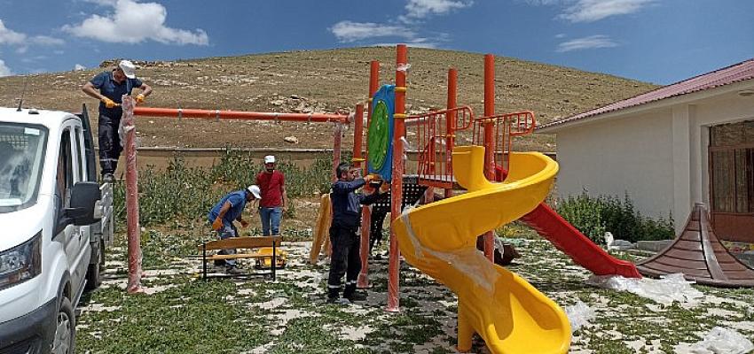 Van Büyükşehir Belediyesi, Çaldıran ilçesindeki iki mahalleye kurduğu oyun grupları, çocuklara büyük bir mutluluk yaşattı