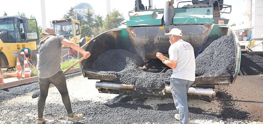 Çumra – Okçu Mahallesi arası yolda sıcak asfalt çalışmaları devam ediyor.