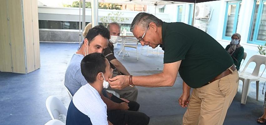 Kemer Belediye Başkanı Necati Topaloğlu, sünnet ettirilen çocukları ve ailelerini hastanede ziyaret etti