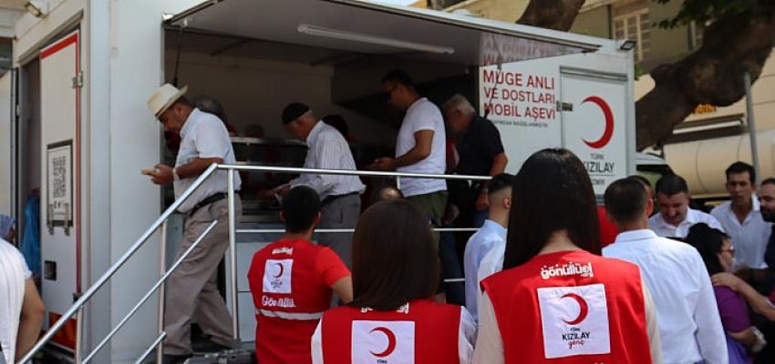 Türk Kızılay İzmir Şubesi’nden Vatandaşlara Aşure İkramı