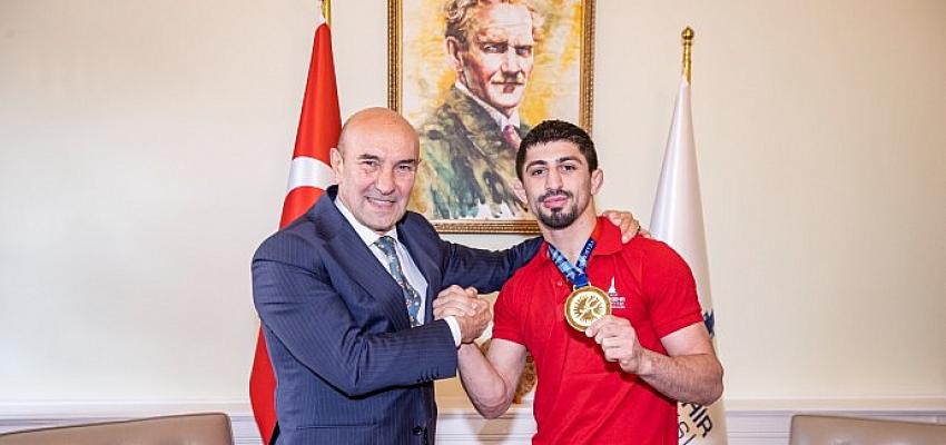 Başkan Soyer, Dünya şampiyonu Kerem Kamal’ı kutladı