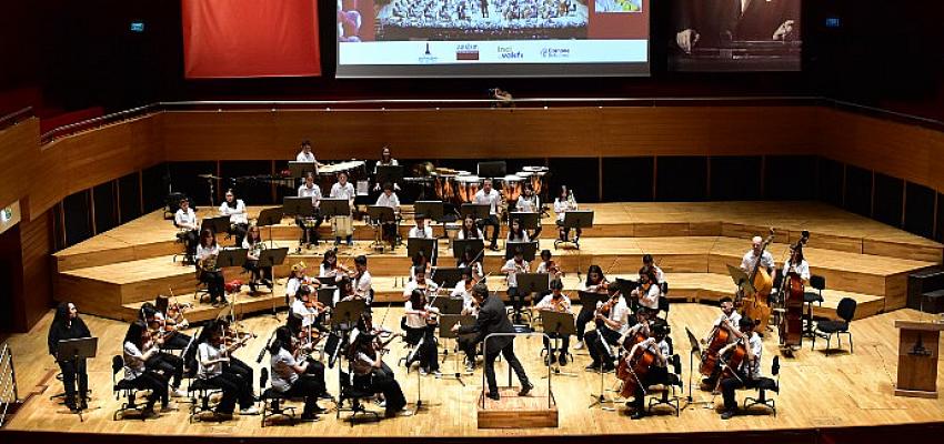 İnci Vakfı Çocuk Orkestrası konserinde “Bir Cumhuriyet Hikayesi” ile kalplerde Cumhuriyet Bayramı coşkusunu yaşattı