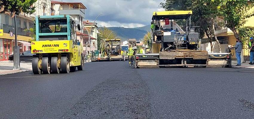 Körfez Akşemsettin Caddesi ve Cumhuriyet Bulvarı’nda aşınma asfaltı serildi