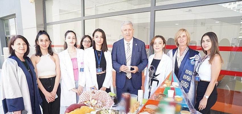 Rektör Prof. Dr. Budak, Karşıyaka Sağlık Bilimleri Fakültesinde topluluk stantlarını ziyaret etti