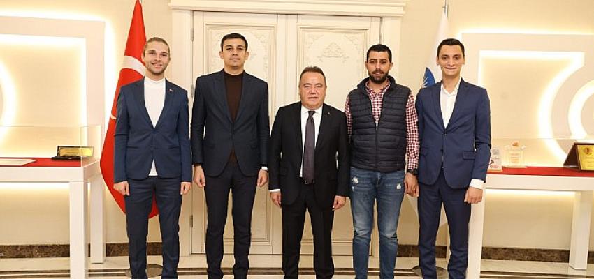 Antalya Büyükşehir Belediye Başkanı Muhittin Böcek gençleri ağırladı