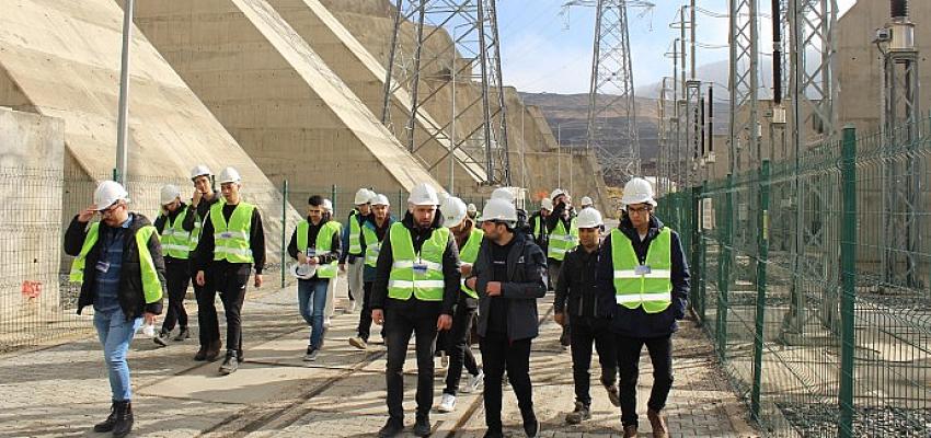 Geleceğin mühendisleri, Türkiye’nin ilk hibrit enerji santralini ziyaret etti