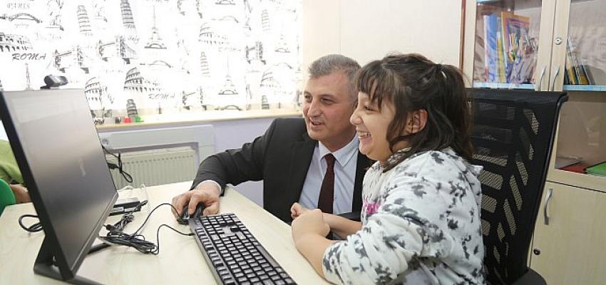 Gölcük Belediye Başkanı Ali Yıldırım Sezer, Rotterdam İlkokulu bilgisayar sınıfı açılışında öğrencilerle yakından ilgilendi