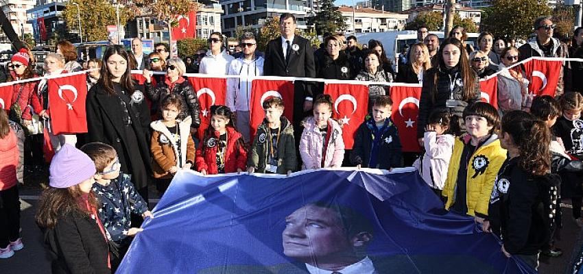 Kadıköy’de 9’u 5 Geçe Ata’ya Saygı Zinciri Oluşturuldu