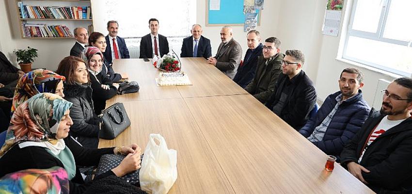 Yahyalı Belediye Başkanı Esat Öztürk, 24 Kasım Öğretmenler Gününü pasta ikramı yaparak kutladı