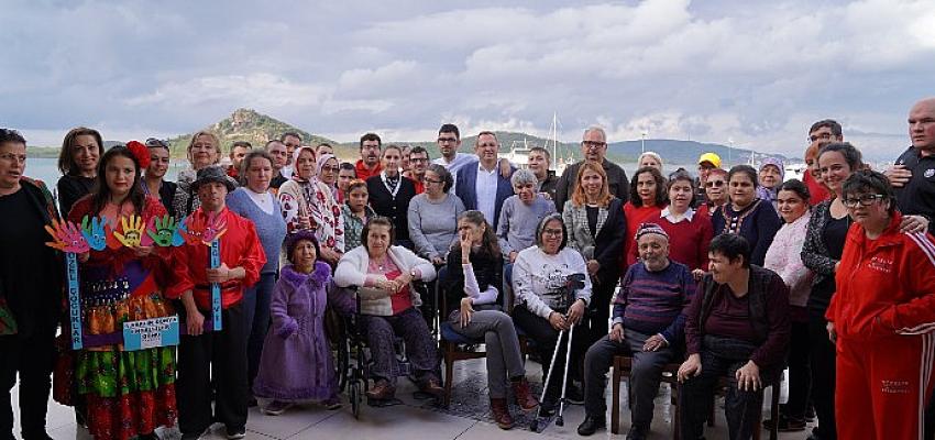 Ayvalık Belediyesi Dünya Engelliler Günü kapsamında kentteki engelli vatandaşlar ve aileleriyle buluşma düzenledi