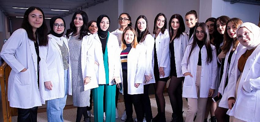 BİLGİ Sağlık öğrencileri ‘Beyaz Önlük Giyme Töreni’nde mesleğe ilk adımlarını attı